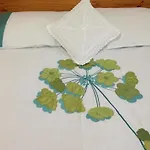 Room In Guest Room - Double With Shared Bathroom Sleeps 1-2 Located 5 Minutes From Heathrow Dsbyr