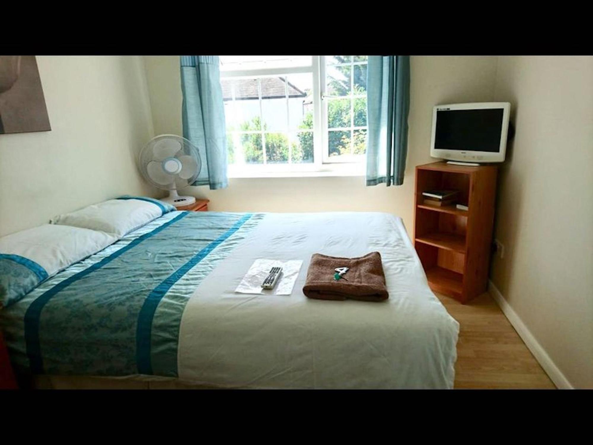 In Guest - Double With Shared Bathroom Sleeps 1-2 Located 5 Minutes From Heathrow Dsbyr Hayes (Greater London)
