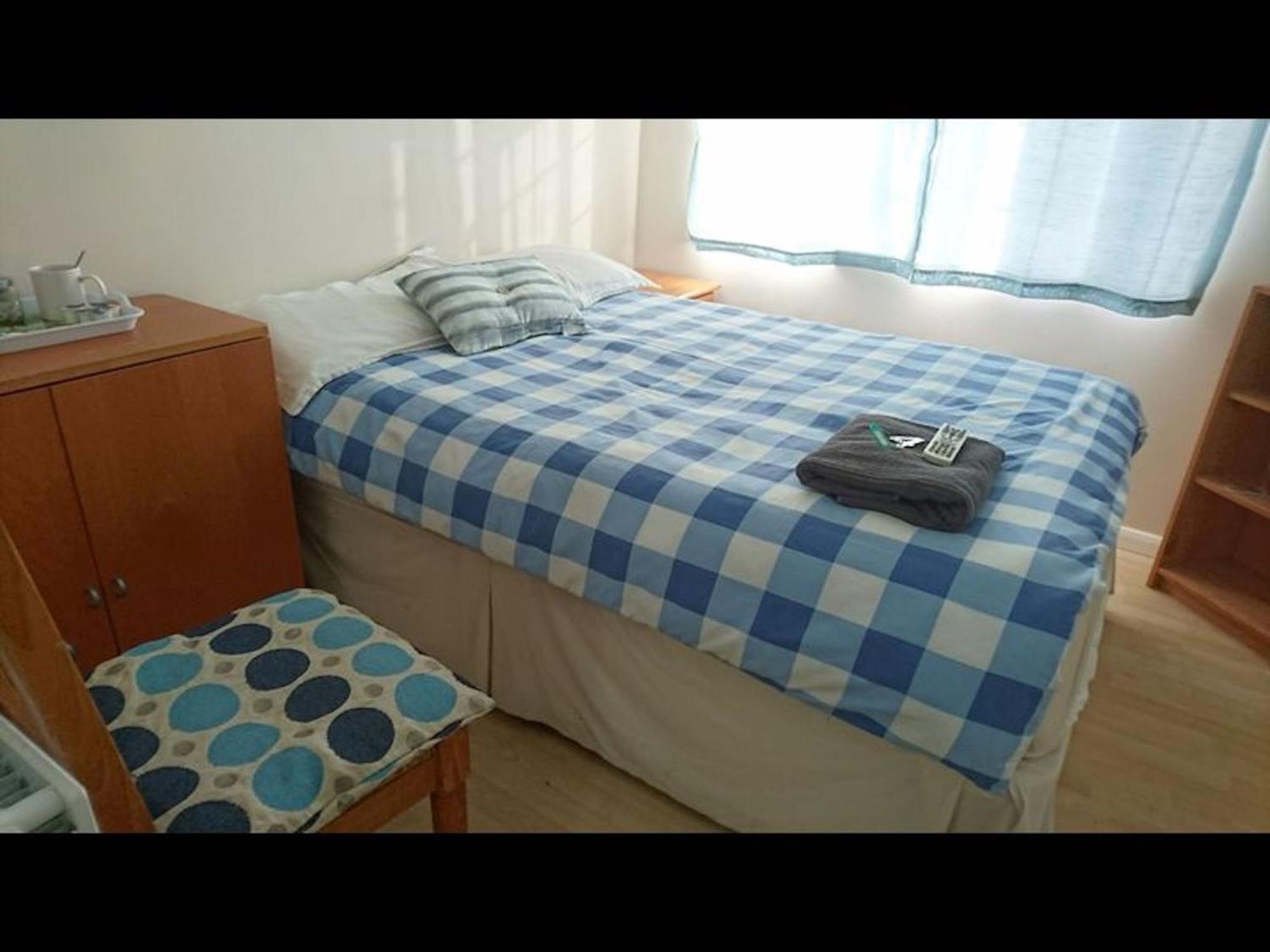 Guest house In Guest - Double With Shared Bathroom Sleeps 1-2 Located 5 Minutes From Heathrow Dsbyr