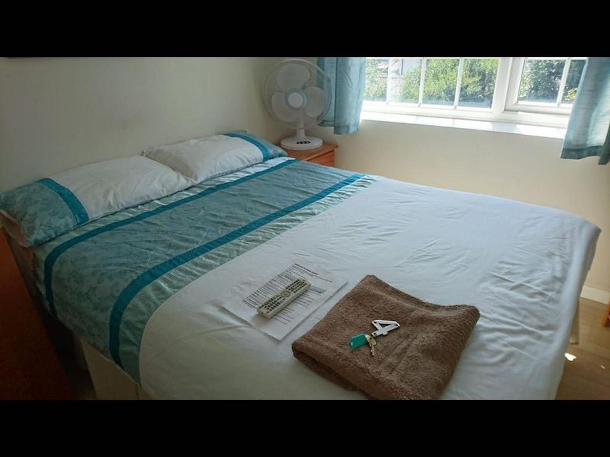 Guest house In Guest - Double With Shared Bathroom Sleeps 1-2 Located 5 Minutes From Heathrow Dsbyr *