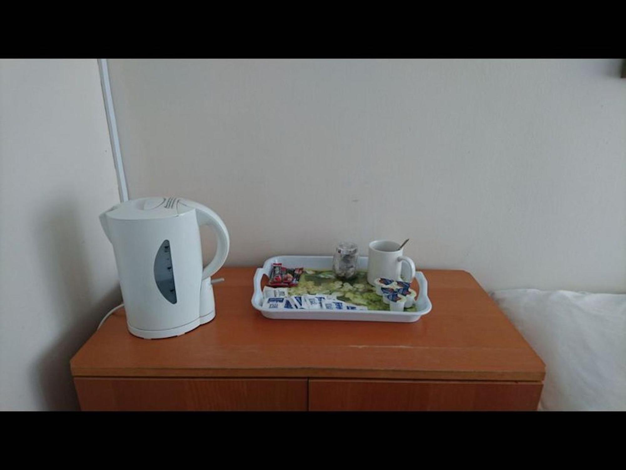 In Guest - Double With Shared Bathroom Sleeps 1-2 Located 5 Minutes From Heathrow Dsbyr Guest house Hayes (Greater London)