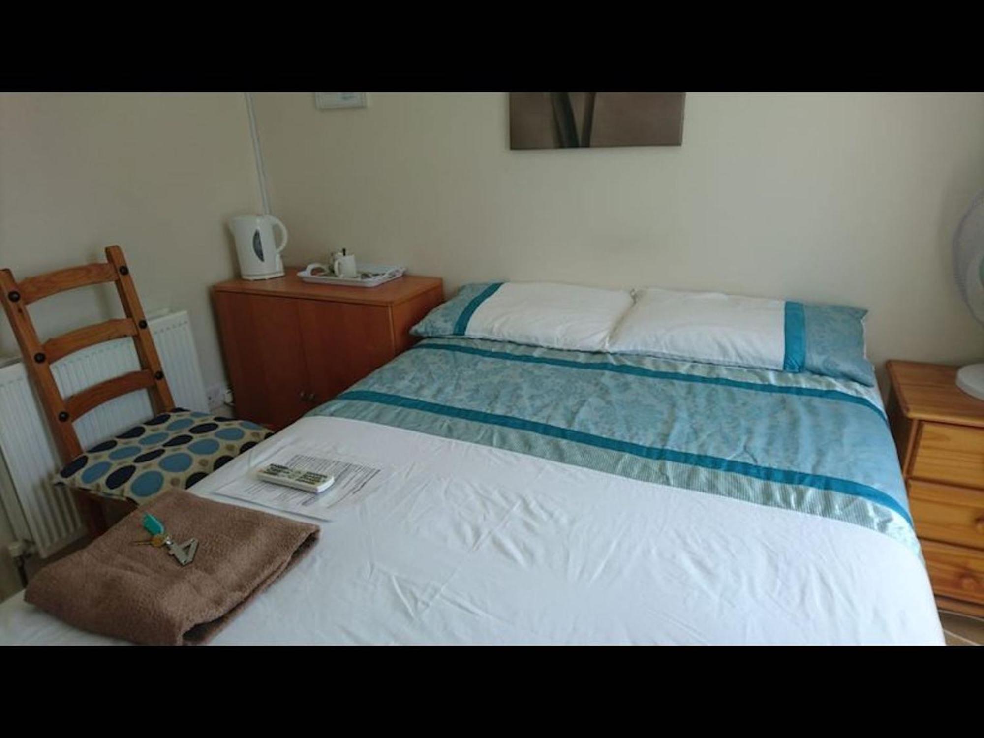 In Guest - Double With Shared Bathroom Sleeps 1-2 Located 5 Minutes From Heathrow Dsbyr Hayes (Greater London)