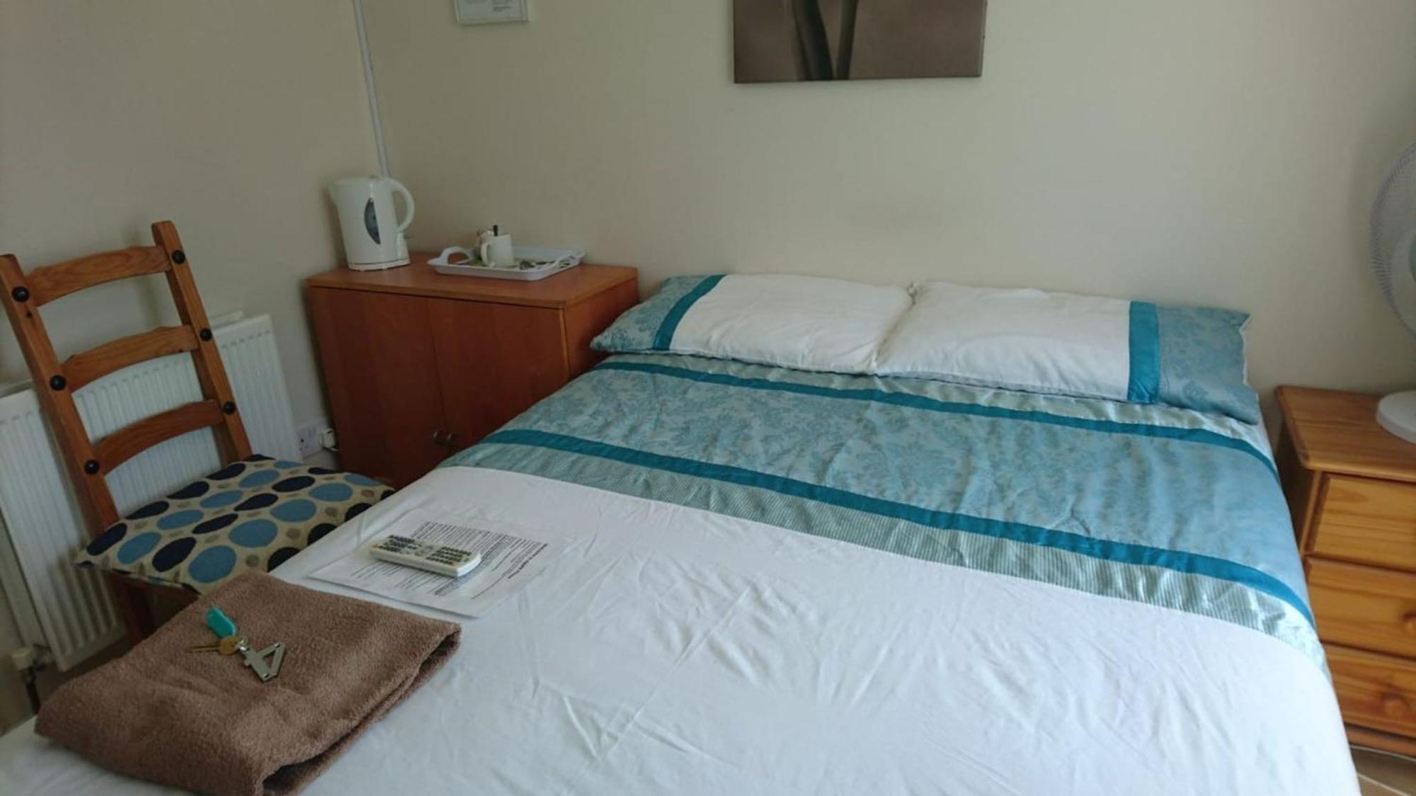Guest house In Guest - Double With Shared Bathroom Sleeps 1-2 Located 5 Minutes From Heathrow Dsbyr *
