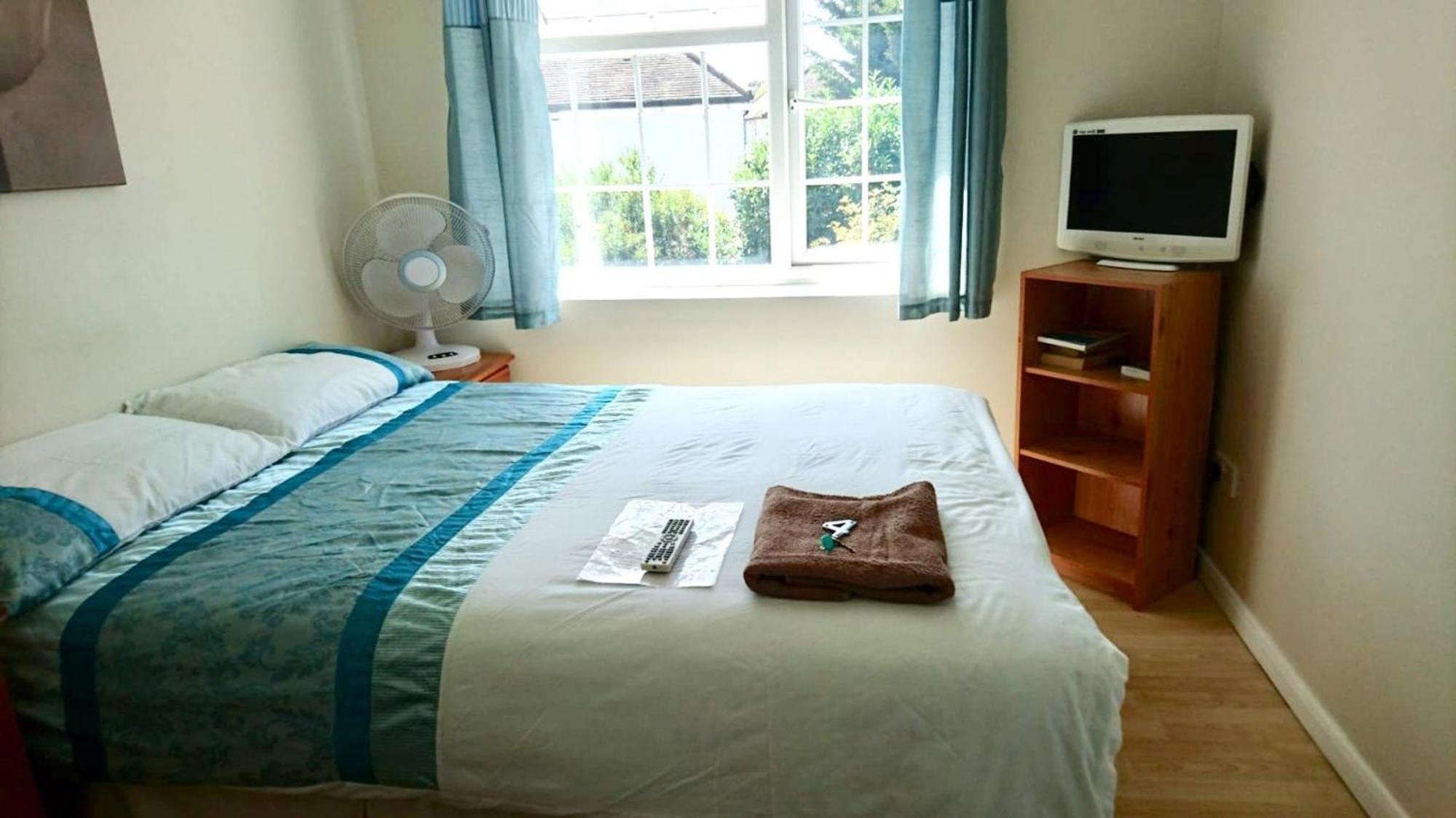 In Guest - Double With Shared Bathroom Sleeps 1-2 Located 5 Minutes From Heathrow Dsbyr *