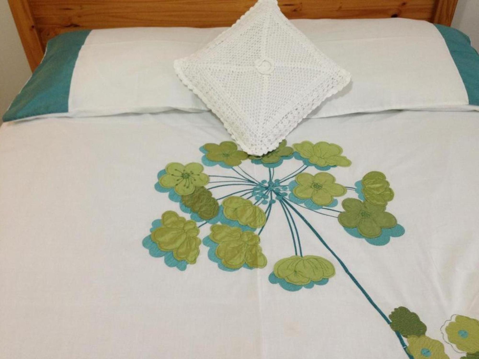 Guest house In Guest - Double With Shared Bathroom Sleeps 1-2 Located 5 Minutes From Heathrow Dsbyr