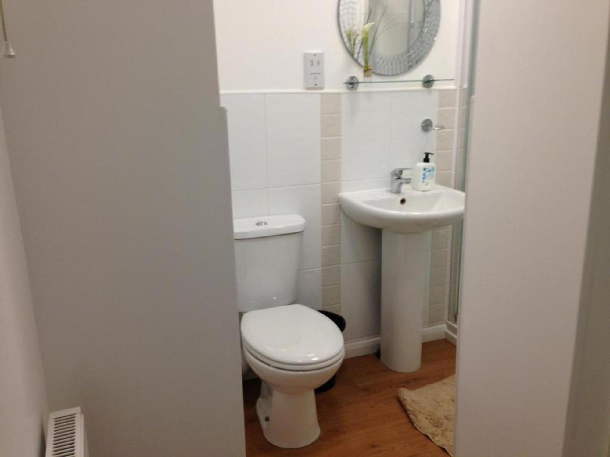 In Guest - Double With Shared Bathroom Sleeps 1-2 Located 5 Minutes From Heathrow Dsbyr Guest house Hayes (Greater London)