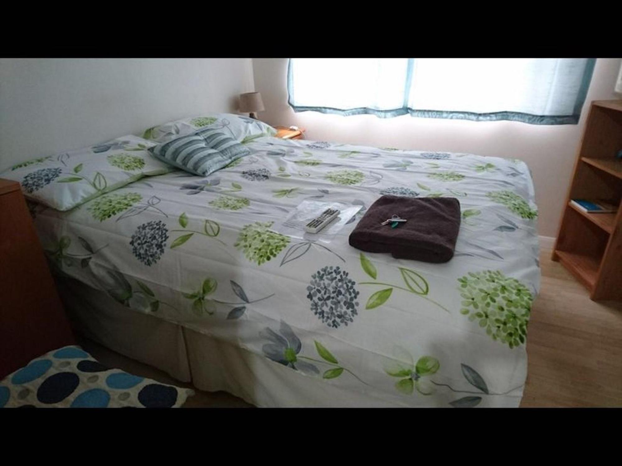 In Guest - Double With Shared Bathroom Sleeps 1-2 Located 5 Minutes From Heathrow Dsbyr